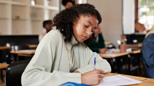 Masada test çözen bir kız çocuğu
