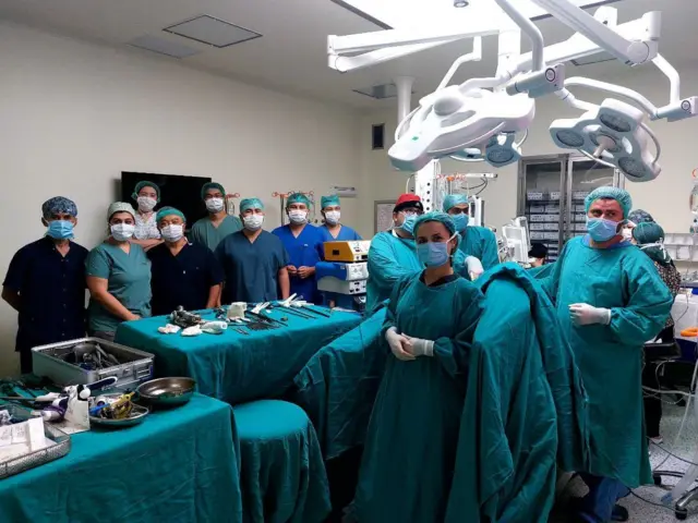 Инөнү университетиндеги боорду алмаштыруу операциясын ОшМУнун медициналык клиника жана эл аралык медицина факультетинин он адиси барып үйрөндү. 