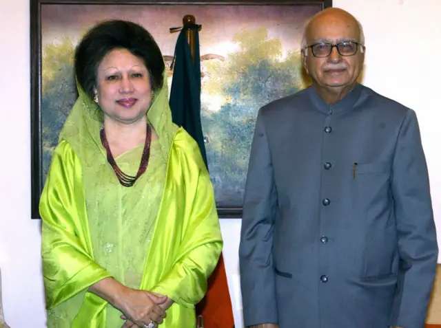 ২০০৬-এ দিল্লিতে বিজেপি নেতা লালকৃষ্ণ আডভানির সঙ্গে ভারত সফরে আসা প্রধানমন্ত্রী খালেদা জিয়া