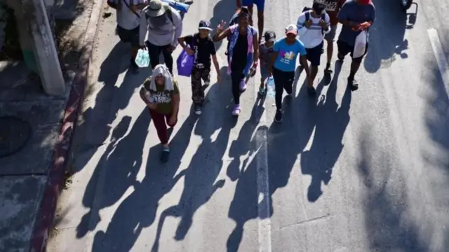 हा फोटो 5 नोव्हेंबर 2024 चा आहे. त्यादिवशी अनेक स्थलांतरित मॅक्सिकोच्या उत्तर सीमेकडे जात होते. यातले बहुतेकजण व्हेनेझुएलाचे होते.