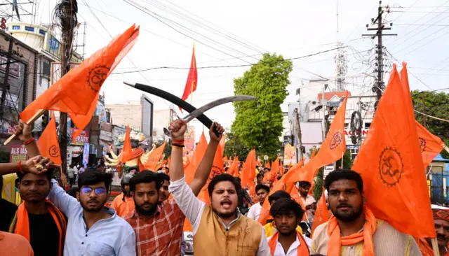 রামনবমীর মিছিলে প্রকাশ্যে অস্ত্রর প্রদর্শন। লখনৌ, ২০২৩