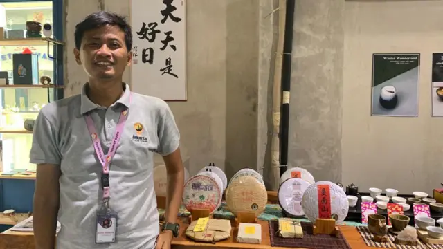 Huans Solehan, salah satu co-founder Jakarta Good Guide berdiri di depan pajangan tea house Pieces of Peace, Petak Sembilan di Glodok Chinatown, Jakarta Barat