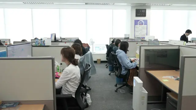 디성센터에서 직원들이 책상에 앉아 불법 콘텐츠를 삭제하고 있다