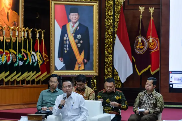 Menteri Sekretaris Negara Prasetyo Hadi (kedua kiri) memimpin jalannya Rapat Koordinasi Pengawakan Program Prioritas Presiden di Kantor Kementerian Pertahanan, Jakarta, Selasa (17/3/2026). Rapat tersebut bertujuan untuk merumuskan program prioritas Presiden Prabowo yang melibatkan lintas kementerian dan lembaga.