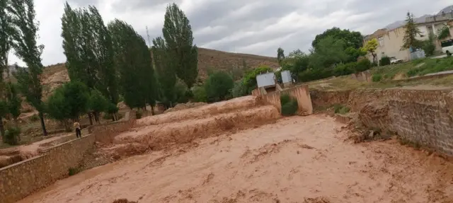 جاری شدن سیل در شهر مجن