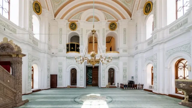 فضای داخلی مسجد کوچک مجیدیه در منطقه بشیکتاش استانبول، نمونهای جذاب از معماری باروک عثمانی قرن نوزدهم است