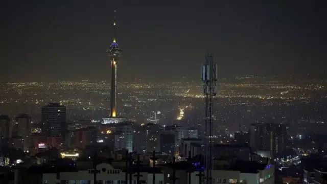 Pemandangan kota Teheran saat Israel menyatakan telah melancarkan serangan udara terhadap Iran, pada Sabtu (26/10).