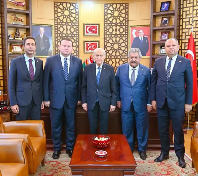 MHP'nin komisyona atayacağını duyurduğu Yücel Bulut, Muhammet Levent Bülbül, Feti Yıldız ve Halil Öztürk, Devlet Bahçeli ile poz veriyor.