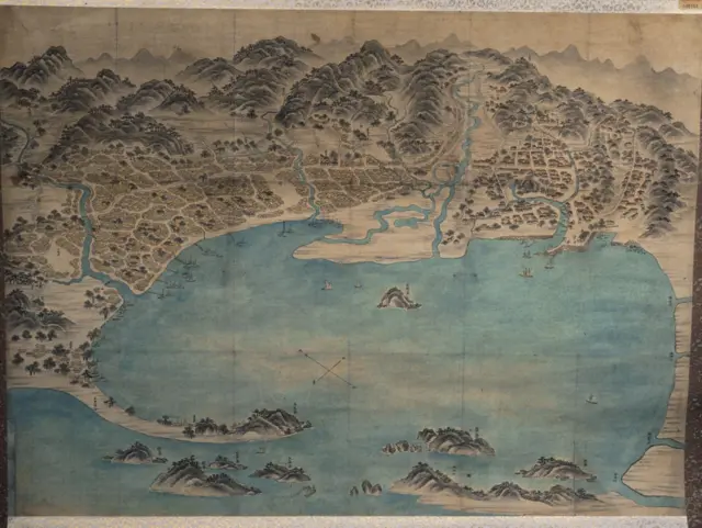 19세기 말기에 작성된 것으로 보이는 작자 미상의 채색 그림지도. 옥양목에 수채화로 그린 족자로 일제에 의해 본격적인 군항으로 탈바꿈하기 이전의 원산의 경관을 보여준다