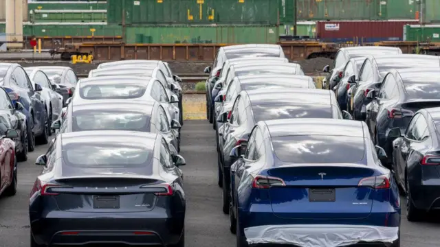 වාහන ආනයනය සඳහා ලියාපදිංචි වූ ආයතන දෙකක් මගින් බලපත්රලාභීන් 640ක් සඳහා වාහන ගෙන්වා ඇත.