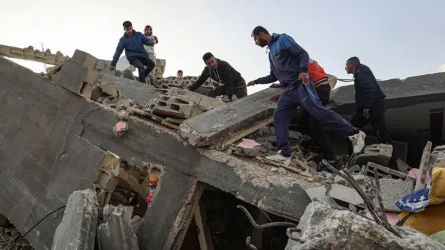 রাফায় গত ৩রা মার্চ হামলার পর ভবনের নিচে মৃতদেহ খুঁজছে কিছু ফিলিস্তিনি