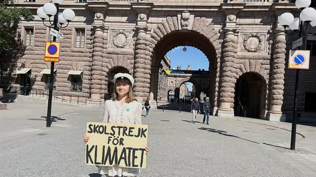 Greta Thunberg con el cartel con el que protestó en sus huelgas escolares. El cartel dice "huelga escolar por el clima"