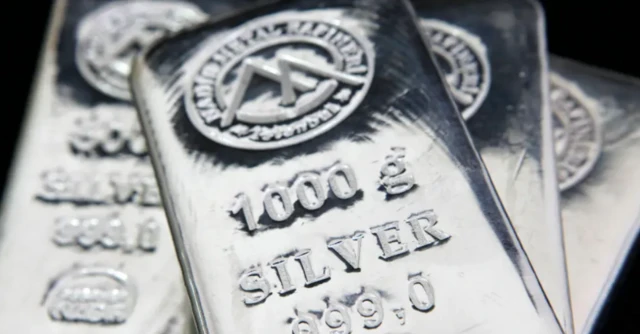 چاندی کا ایک ٹکڑا جس پر ایک ہزار گرام لکھا ہے