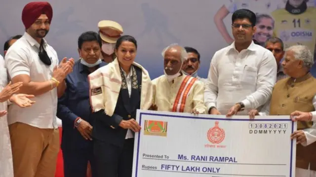 రాణి రాంపాల్‌ను సన్మానించిన హర్యానా ప్రభుత్వం