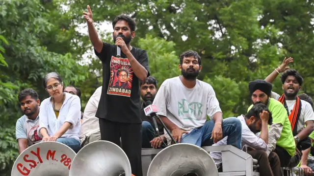 ২০ জুলাই ককরোচ জনতা পার্টির সংসদ চলো কর্মসূচিতে যন্তর মন্তরে কেরালা হাউসের সামনে বক্তব্য রাখছেন প্রতিষ্ঠাতা অভিজিৎ দীপকে