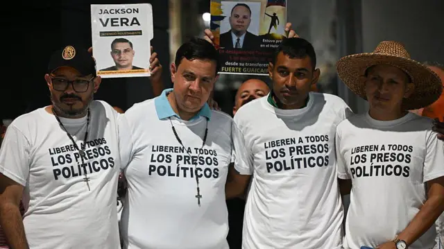 Javier Tarazona, segundo por la izquierda, reclama la liberación de todos los "presos políticos"