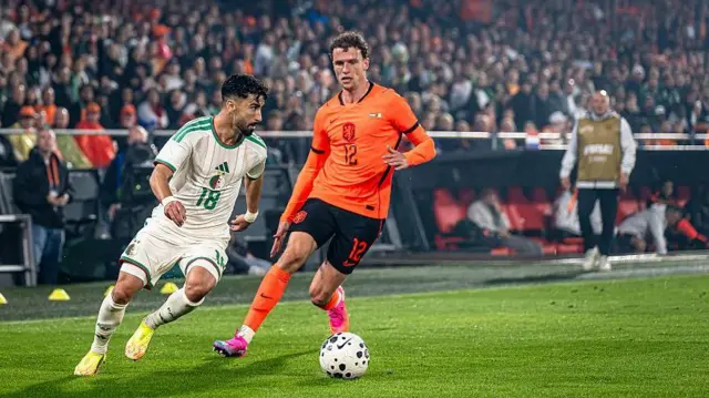 Mohamed Amoura azohura n'umukinyi w'inyuma w'umuholandi Mats Wieffer mu rukino rwa kivandimwe Algeria yatsinze Ubuholandi igitego 1-0 mu ntango z'ukwezi kwa gatandatu