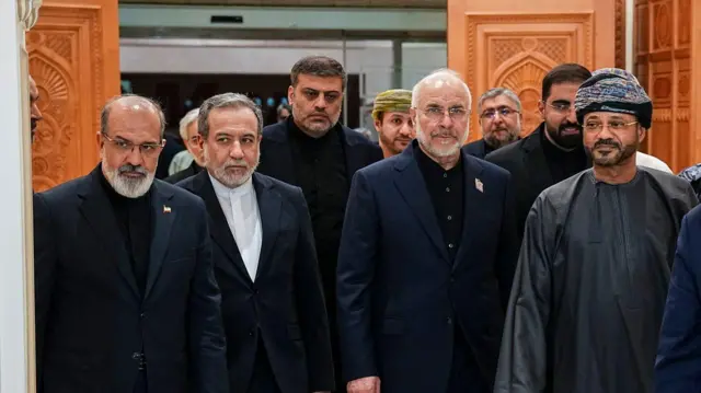 وزير الخارجية الإيراني عباس عراقجي (الثاني من اليسار)، ورئيس البرلمان الإيراني محمد باقر قاليباف (الثاني من اليمين)، ووزير الخارجية العماني بدر بن حمد البوسعيدي (يمين) يسيرون داخل مبنى في مسقط، سلطنة عمان، في 22 يونيو/حزيران 2026. سافر قاليباف، رئيس الوفد الإيراني، إلى سلطنة عمان برفقة عراقجي لمناقشة التعاون الثنائي واستقرار الترتيبات الإيرانية في إدارة مضيق هرمز.