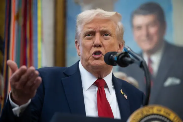 ประธานาธิบดีสหรัฐฯ โดนัลด์ ทรัมป์ ระบุว่ารัฐบาลสามารถทำสิ่งที่ "ย้อนกลับมาแก้ไขไม่ได้" สำหรับพรรคเดโมแครต ในระหว่างการชัตดาวน์ของรัฐบาล