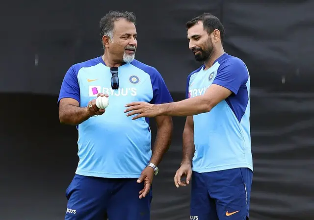 बोलिंग कोच अरुण के साथ मोहम्मद शमी