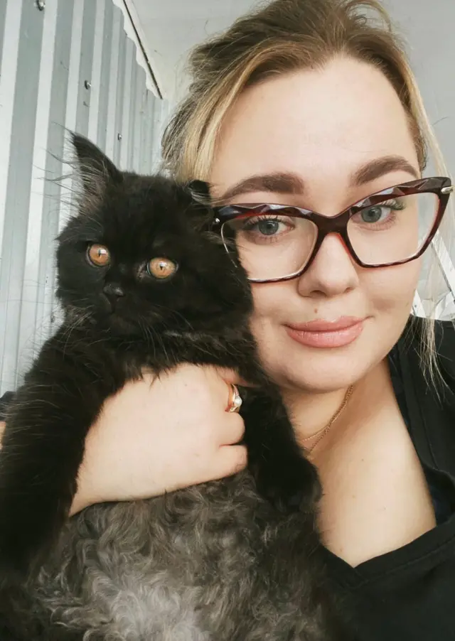 Жінка із котом в обіймах