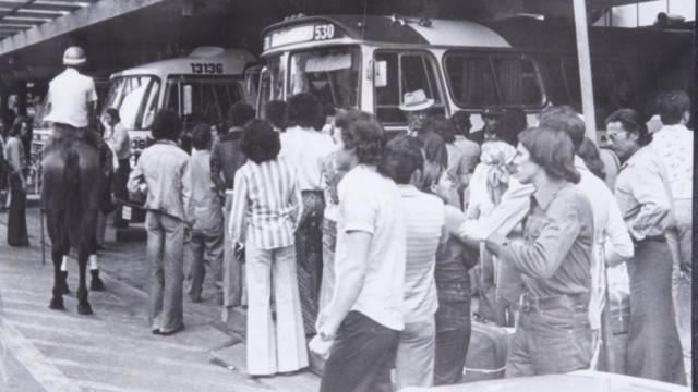 Pessoas aguardando ônibus ao ladothe big bet dub onlineplataformas na rodoviária da Luz,the big bet dub online1976