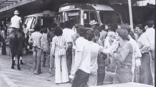 Pessoas aguardando ônibus ao ladosuperbet apostasplataformas na rodoviária da Luz,superbet apostas1976