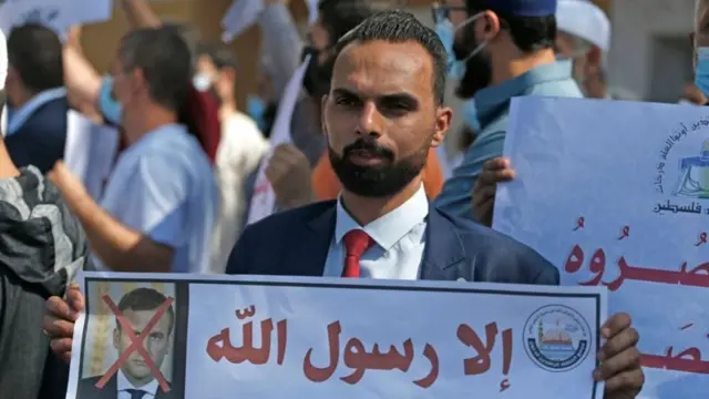 পাকিস্তানে ম্যাক্রোঁ বিরোধী বিক্ষোভেও ফরাসী পণ্য বয়কটের আহ্বান জানানো হয়।