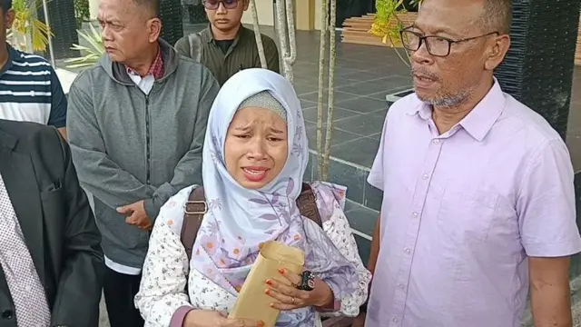 Juliani, istri Haryono, menuturkan begitu sampai di rumah suaminya terlihat berbeda. Wajahnya pucat dan tidak banyak bicara.