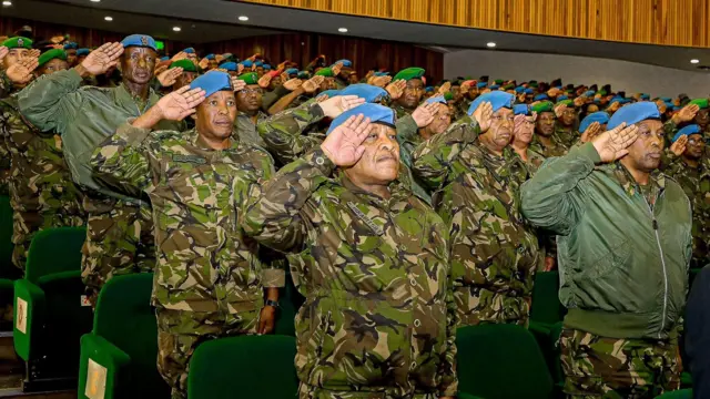 Ciidanka Botswana ee uu la hadlayay Madaxweyne Duma Boko 