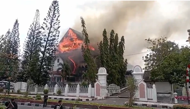 Pembakaran gedung utama DPRD NTB.