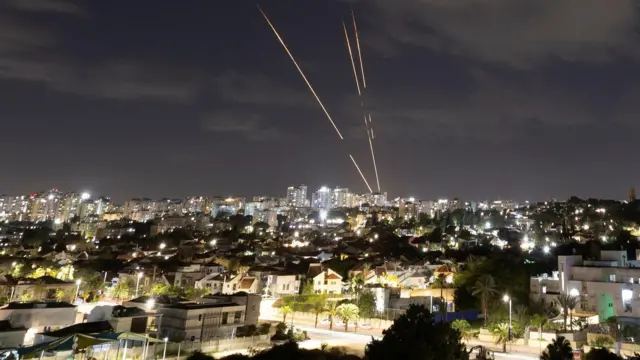 Rajadas de luz sobre cidade à noite