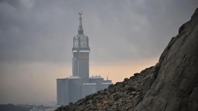 این هتل و ساختمان با ارتفاع ۶۰۱ متری در سال ۲۰۱۲ ساخته شد و بلندترین برج ساعت در جهان است. تخمین زده می‌شود که برای ساخت این برج ۱۶ میلیارد دلار هزینه شده است