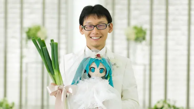 Akihiko com uma bonecabet per line slot gameMiku no dia do casamento