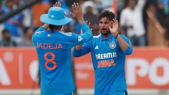 कुलदीप यादव (दाएं) और रवींद्र जडेजा.