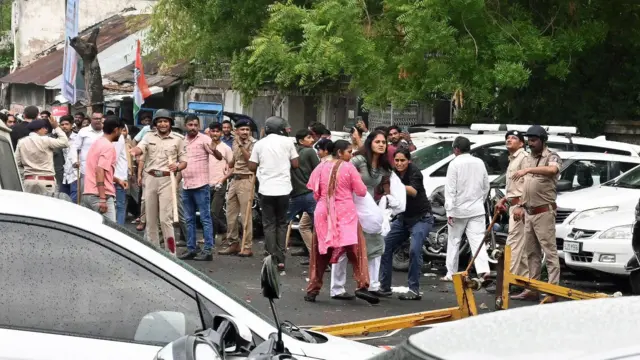 ભાજપ, કૉંગ્રેસ, અમદાવાદ, પથ્થરમારો