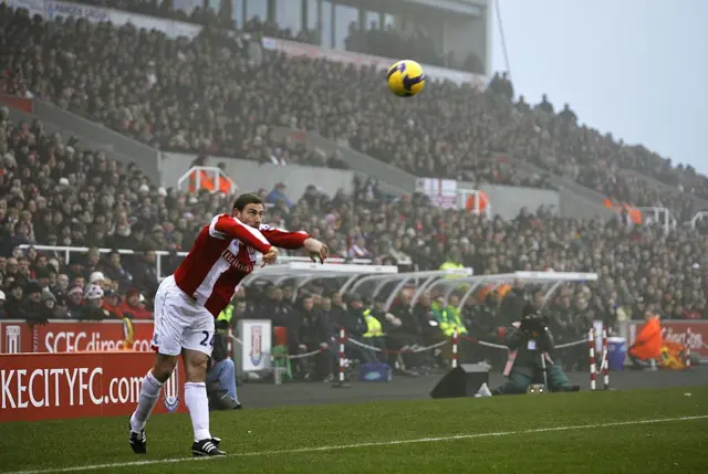 Rory Delap ya wulla ƙwallo a wasan Stoke City da Hull City a filin wasan Britanniya a 2008