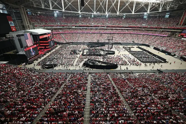 Una vista general del estadio State Farm de Gleandale, Arizona, en el homenaje a Charlie Kirk
