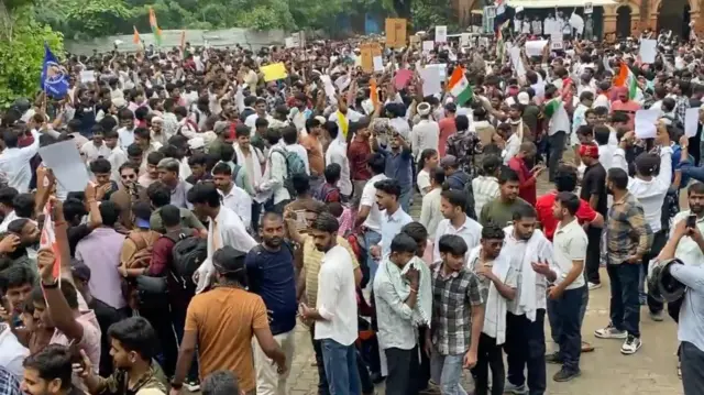 25 जुलाई को प्रयागराज के सिविल लाइंस इलाक़े में छात्र प्रदर्शन के लिए इकट्ठा हुए थे