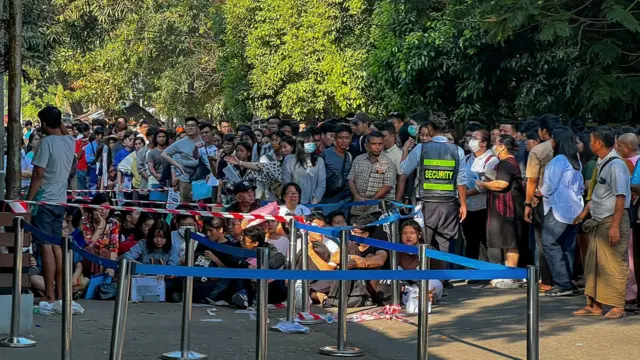 စစ်မှုထမ်းဥပဒေအသက်ဝင်ပြီးနောက် ပြည်ပထွက်ခွာဖို့ကြိုးစားသူတွေများလာတဲ့ရန်ကုန်ထိုင်းသံရုံး‌ရှေ့ မြင်ကွင်း(ပုံဟောင်း)