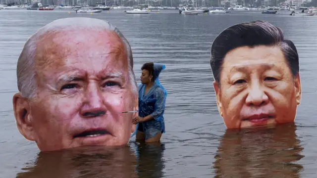 Cartazes com rostos dos presidentes dos EUA, Joe Biden, e da China, Xi Jinping, parcialmente submersos na praiabanca de aposta bet365Botafogo, no Riobanca de aposta bet365Janeiro, durante protesto climático antes da reuniãobanca de aposta bet365cúpula do G20,banca de aposta bet36516banca de aposta bet365novembro