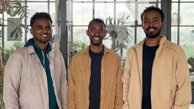 (ከግራ ወደ ቀኝ) ፍሬዘር አብረሃ፣ ዳንኤል ዋጁ እና ቢኒያም በዕውቀቱ