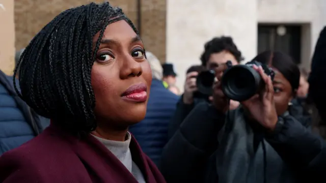 غادرت زعيمة حزب المحافظين، كيمي بادينوك، مظاهرةً قرب الموقع المقترح لسفارة صينية ضخمة جديدة في رويال مينت كورت، بلندن، بريطانيا، في 17 يناير/كانون الثاني 2026.