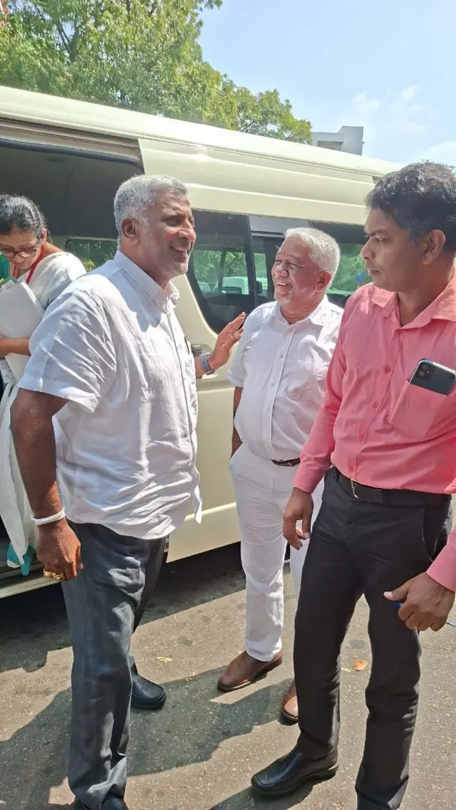 ප්‍රසන්න රණතුංග කොළඹ ප්‍රධාන මහේස්ත්‍රාත් අධිකරණය හමුවට ඉදිරිපත් කිරීම සඳහා රැගෙන ආ අයුරු