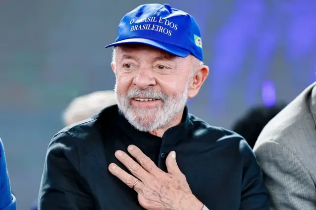 Lula com boné "O Brasil é dos brasileiros"