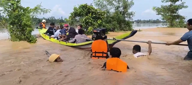 ရေစီးကြမ်းပြီး အပင်တွေနဲ့ငြိနေလို့ ခက်ခက်ခဲခဲ ကူညီနေကြရ