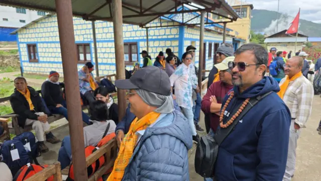 तिब्बतस्थित कैलास पर्वततिर जानलाई हुम्लाको सिमीकोट पुगेका भारतीय पर्यटकहरू प्रतिक्षालयमा आराम गर्दै 