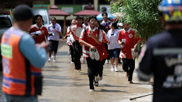 槍擊事件發生後，學生奔跑撤離位於泰國曼谷郊外暖武里府挽粿縣（Bang Kruai）的帖詩琳暖武里學校（7/8/2026）