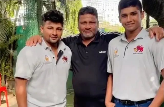 भाऊ सरफराझ आणि वडील नौशाद खान यांच्यसोबत मुशीर खान