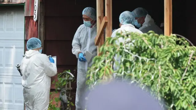 అనుమానితున్ని ఇంటి ముందు ఇన్వెస్టిగేటర్లు